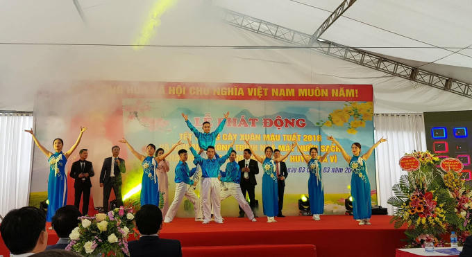 Tiết mục văn nghệ của cán bộ, nhân viên nhà máy nước sạch Phú Sơn chào mừng buổi lễ.
