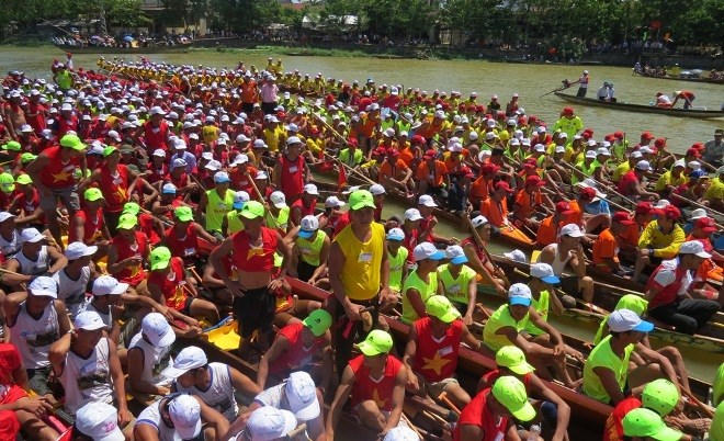 Lễ hội đua, bơi năm nay có gần 900 vận động viên tham gia tranh tài. Ảnh: Trần Nguyên Phong