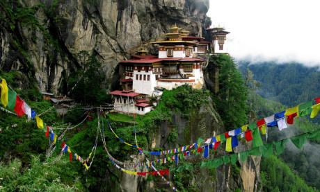 Thứ tư, người dân Bhutan có ý thức bảo vệ môi trường cao nhờ thế mà cho đến nay, hơn 60% diện tích Bhutan vẫn còn rừng bao phủ và 1/4 lãnh thổ là các công viên quốc gia. Ngoài ra, chính phủ còn loại bỏ các chất hóa học nhân tạo trong sản xuất nông nghiệp với mục đích tạo ra nguồn thực phẩm sạch, an toàn với sức khỏe cộng đồng. (Ảnh: CNTraveler)
