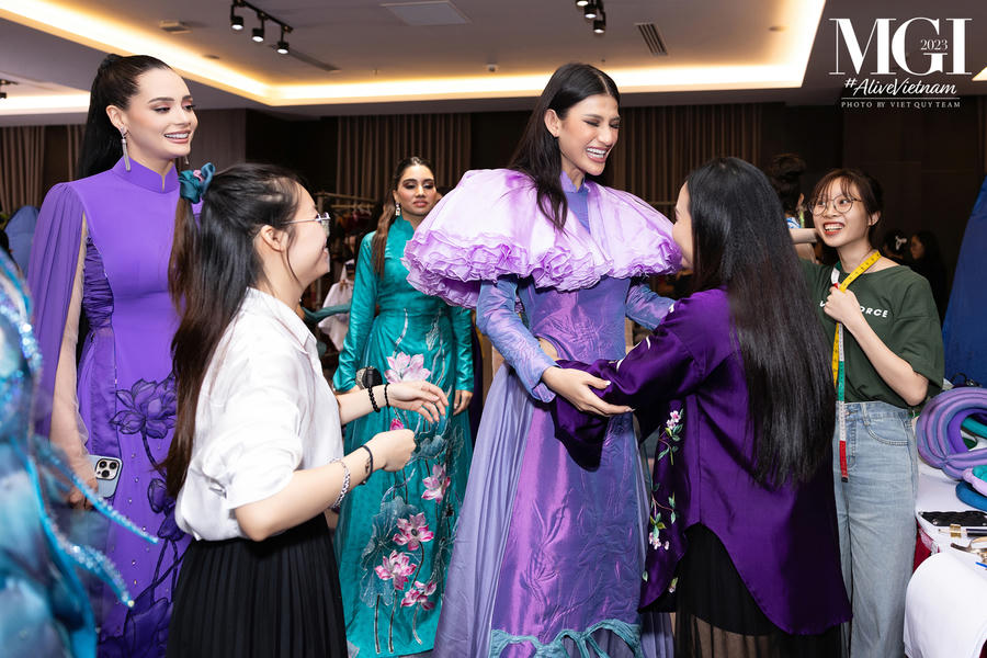 MGI là cuộc thi nhan sắc quốc tế do ông Nawat Itsaragrisil sáng lập và điều hành từ năm 2013, trụ sở ở Thái Lan. Người đẹp Nguyễn Thúc Thùy Tiên từng thắng cuộc thi năm 2021. Ngày 3/10, thí sinh từ các quốc gia, vùng lãnh thổ trên thế giới đến Việt Nam bắt đầu hành trình chinh phục vương miện MGI 2023. Theo thông tin lịch trình công bố, 72 người đẹp sẽ bước vào các vòng thi phụ như phỏng vấn kín, áo tắm, trang phục dân tộc... tại các thành phố lớn khắp ba miền gồm Hà Nội, Hạ Long, Huế, Hội An, Đà Nẵng. Đây là cơ hội tuyệt vời để quảng bá văn hoá và du lịch Việt Nam. (Nguồn: MGI)