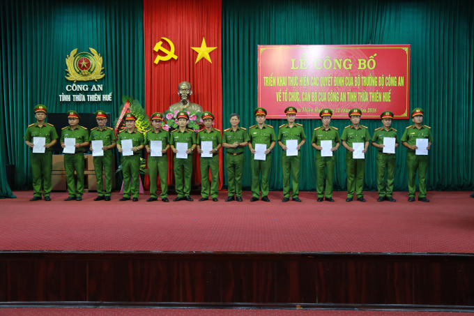 Đại tá Nguyễn Trường Sơn - PGĐ trao quyết định.