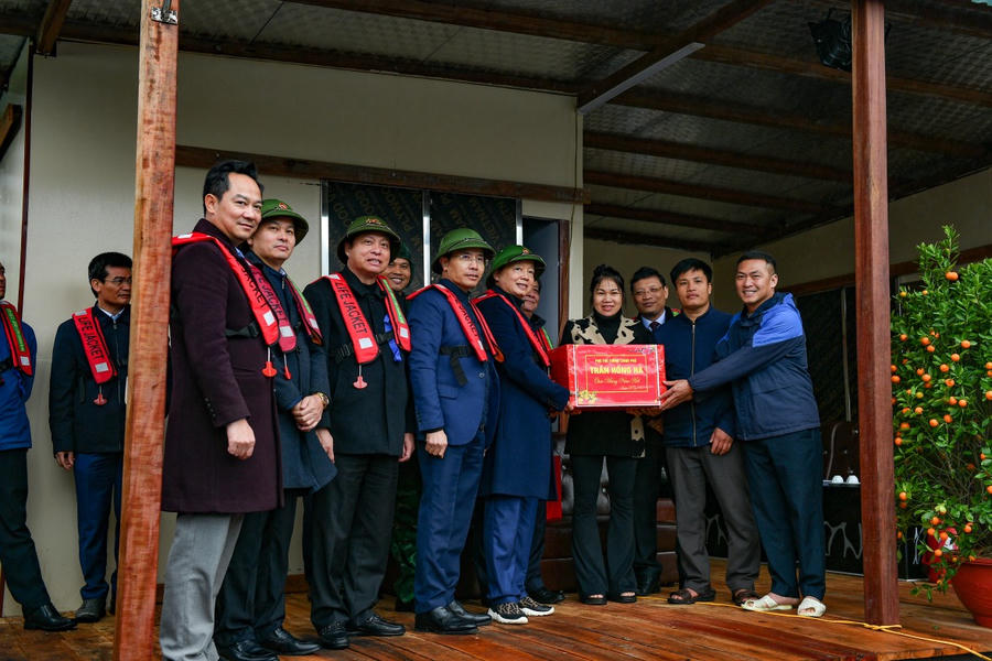 Phó Thủ tướng Trần Hồng Hà tặng quà động viên người nuôi biển tại huyện Vân Đồn.