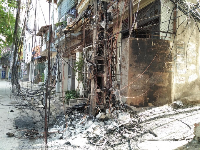 H&agrave; Nội: Clip to&agrave;n cảnh vụ ch&aacute;y cột điện khiến người d&acirc;n hốt hoảng