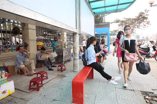 Xe đẩy bán bánh mỳ và quán nước "ẩn mình" sau nhà chờ xe buýt ở gần cổng trường Đại học giao thông vận tải.