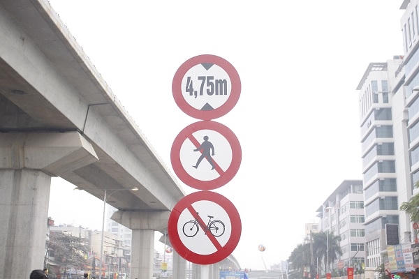 Hầm chui cấm người đi bộ, xe đạp lưu thông.