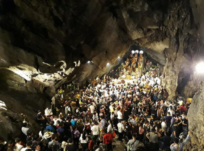 Chùa Hương nêm chật dòng người trong ngày khai hội