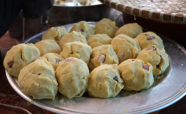 Việc gói bánh được chia làm nhiều công đoạn. Công đoạn làm nhân bánh bao gồm nấu đỗ xanh, xay nhuyễn rồi nặn thành từng nắm bên trong chứa thịt. Một nhân bánh có khoảng 2 lạng đỗ xanh. Đỗ xanh được nấu chín, xay nhuyễn giúp bánh nhanh chín và dẻo hơn.