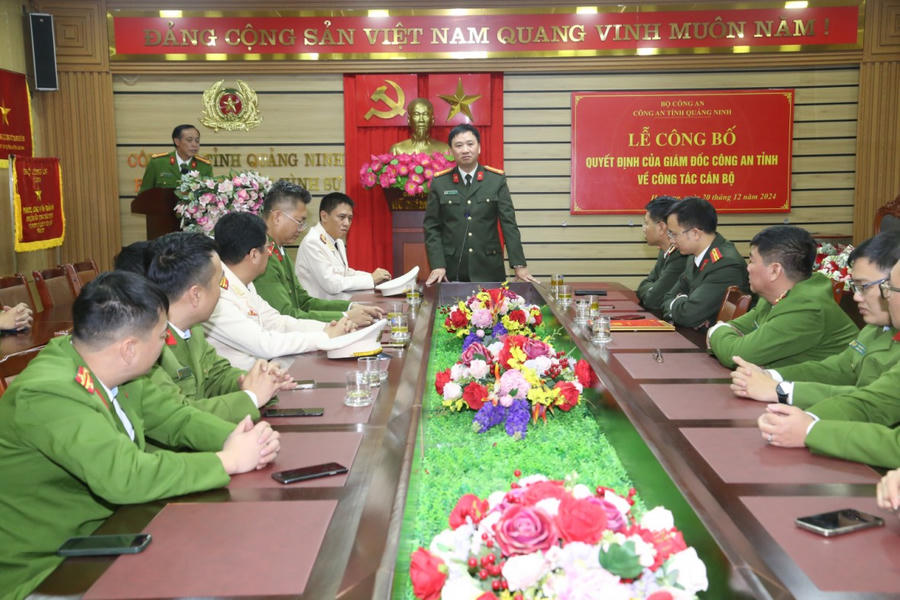 Thượng tá Trần Quang Tuấn, Trưởng phòng Tổ chức cán bộ Công an tỉnh Quảng Ninh phát biểu tại buổi lễ công bố quyết định của Giám đốc Công an tỉnh.