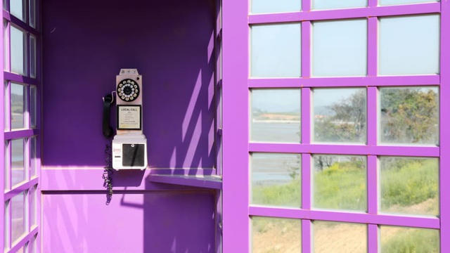 Bốt điện thoại màu tím là một địa điểm được nhiều khách lựa chọn