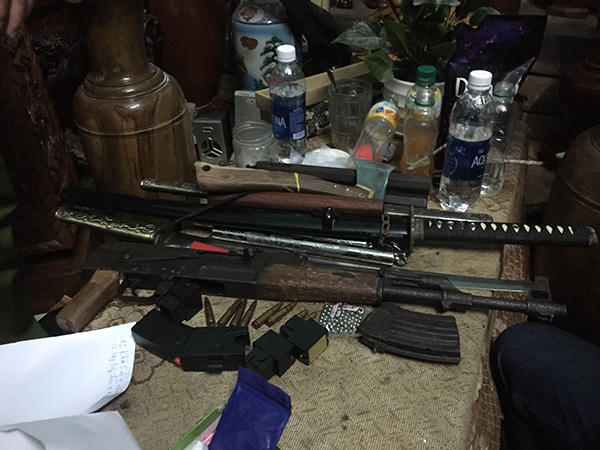 Thu giữ nhiều vũ khí, bao gồm cả súng quân dụng trong nhà đối tượng.