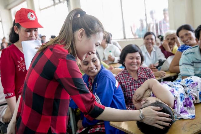 Những hình ảnh ấn tượng Mỹ Tâm trong chuyến thiện nguyện cuối năm