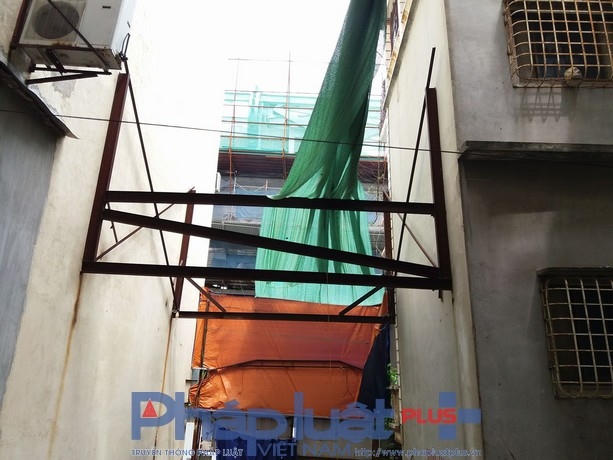 Bộ khung sắt được lắp đặt để chống đỡ tòa nhà đã rỉ sét.