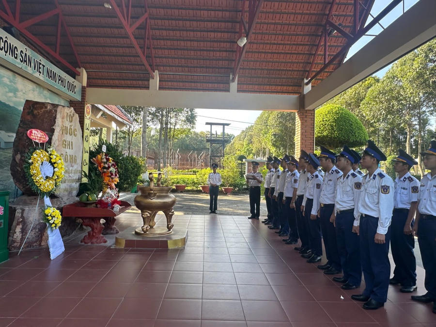 Đoàn cơ sở Hải đội 401 tham gia dâng hương tại Trại giam tù binh Cộng sản Việt Nam/Phú Quốc