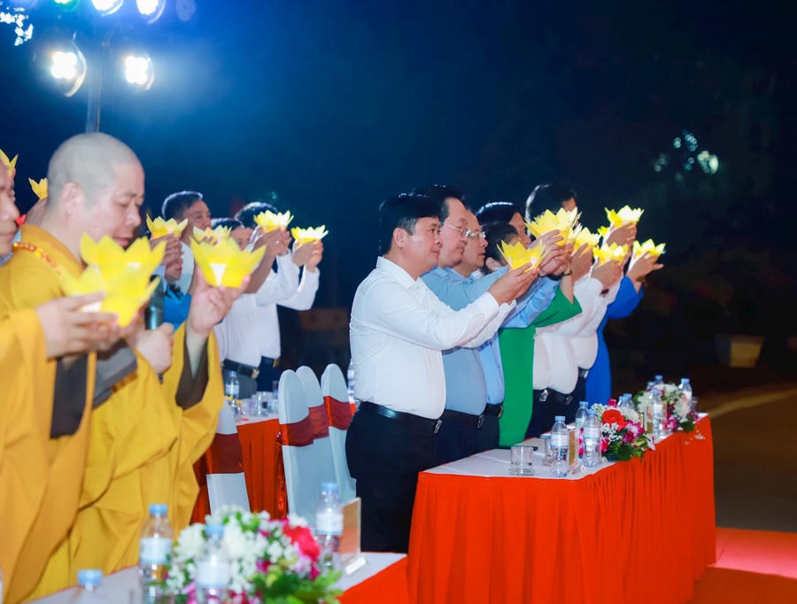 Thành kính dâng hoa đăng tưởng niệm các anh hùng, liệt sĩ hy sinh tại Truông Bồn.