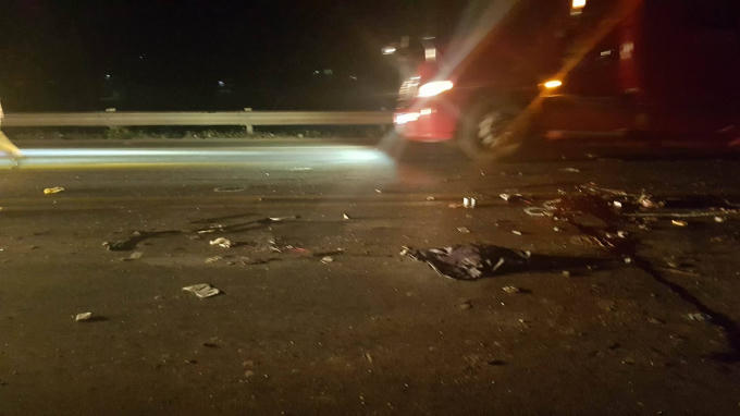 Những mảnh vỡ của ô tô vung vãi khắp nơi.