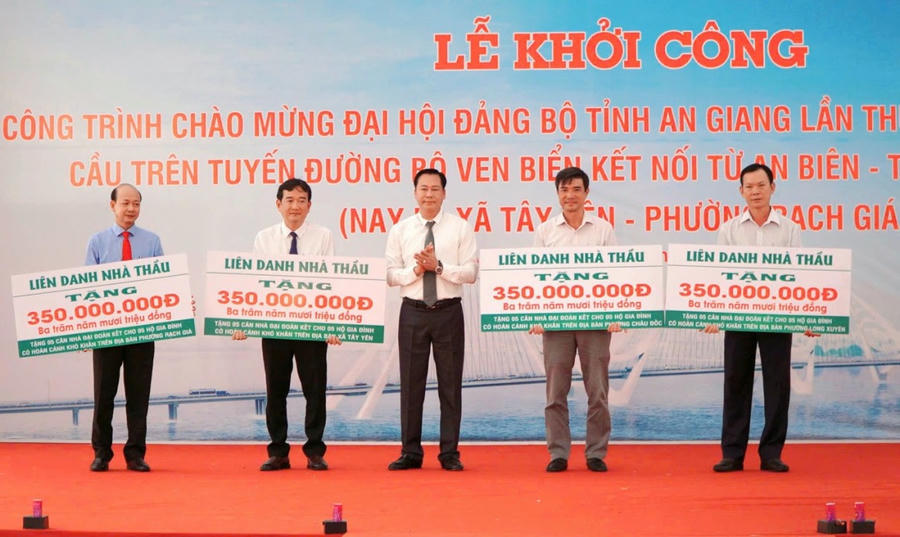 Liên doanh Nhà thầu tặng 20 căn nhà đại đoàn kết cho hộ gia đình có hoàn cảnh khó khăn trên địa bàn các phường: Rạch Giá, Châu Đốc, Long Xuyên và xã Tây Yên tổng trị giá 1,4 tỷ đồng (Ảnh: Khánh Thùy).