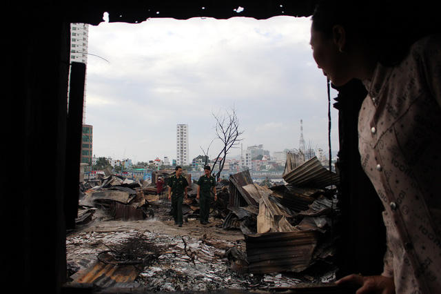 Cả khu dân cư này đã bị xóa sổ sau một đêm. Lực lượng chức năng đang phong tỏa hiện trường, điều tra nguyên nhân vụ cháy kinh hoàng