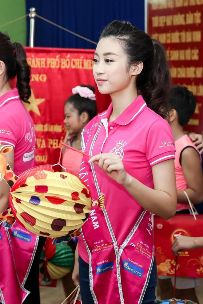 T&acirc;n Hoa hậu Đỗ Mỹ Linh vui Trung Thu sớm với trẻ em khuyết tật