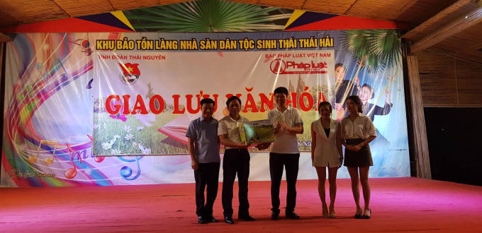 Đại diện tỉnh Thái Nguyên tặng đặc sản Chè Thái Nguyên cho Báo Pháp luật Việt Nam.