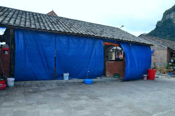 Nhiều hàng quán dùng bạt che phủ gây nên hình ảnh không đẹp cho khu phố du lịch.