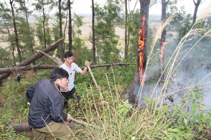 Lực lượng chính quyền địa phương và người dân tham gia dập tắt đám cháy.