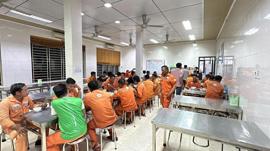 Công ty phục vụ các bữa ăn cho Điện lực Đà Nẵng hỗ trợ điện lực TP Cẩm Phả khôi phục hệ thống điện do ảnh hưởng của cơn bão số 3.