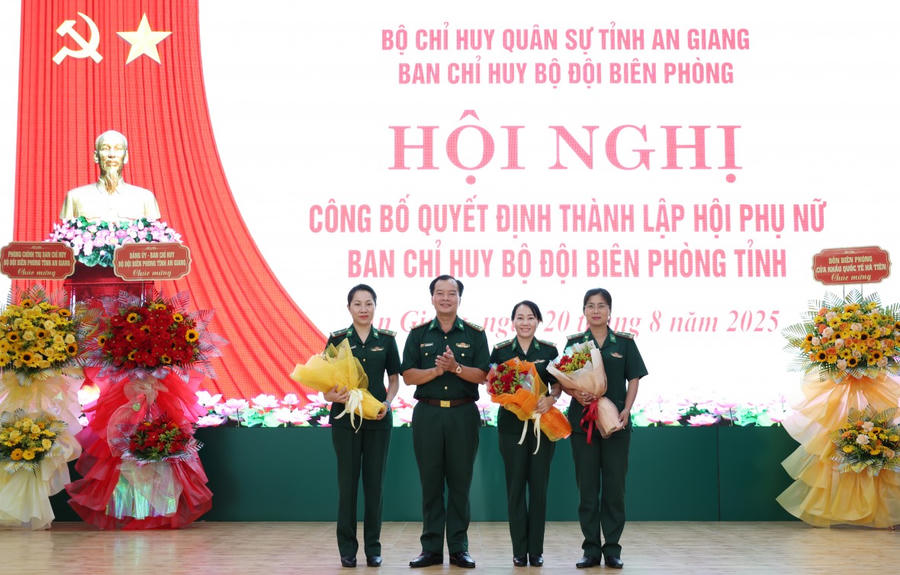 Đại tá Lê Hoàng Việt tặng hóa chúc mừng Ban Chấp hành Hội Phụ nữ Ban Chỉ huy BĐBP tỉnh An Giang.