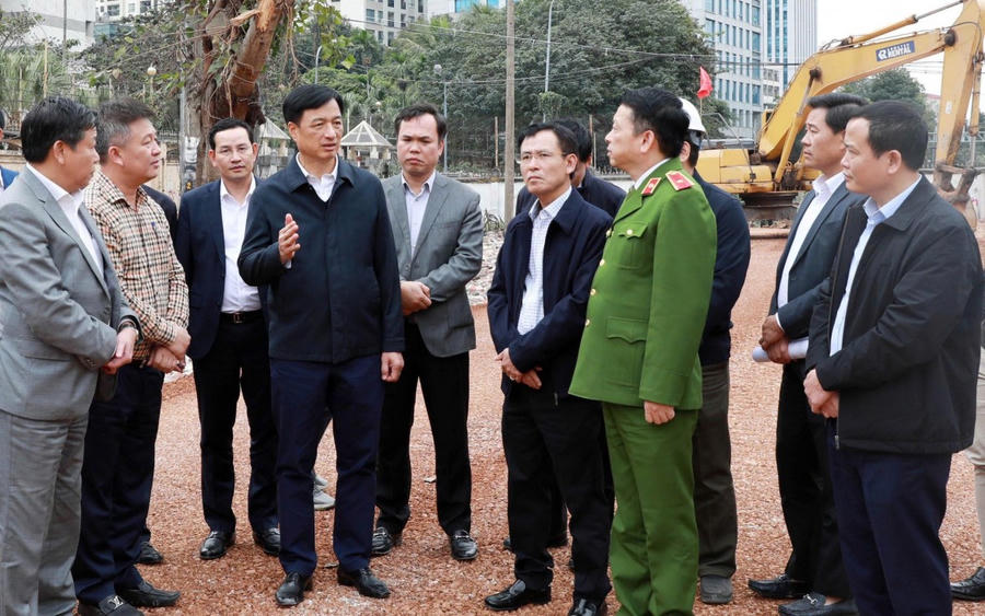 Bí thư Thành ủy Nguyễn Duy Ngọc và đoàn kiểm tra Tuyến đường Vành đai 1 (đoạn Hoàng Cầu - Voi Phục).