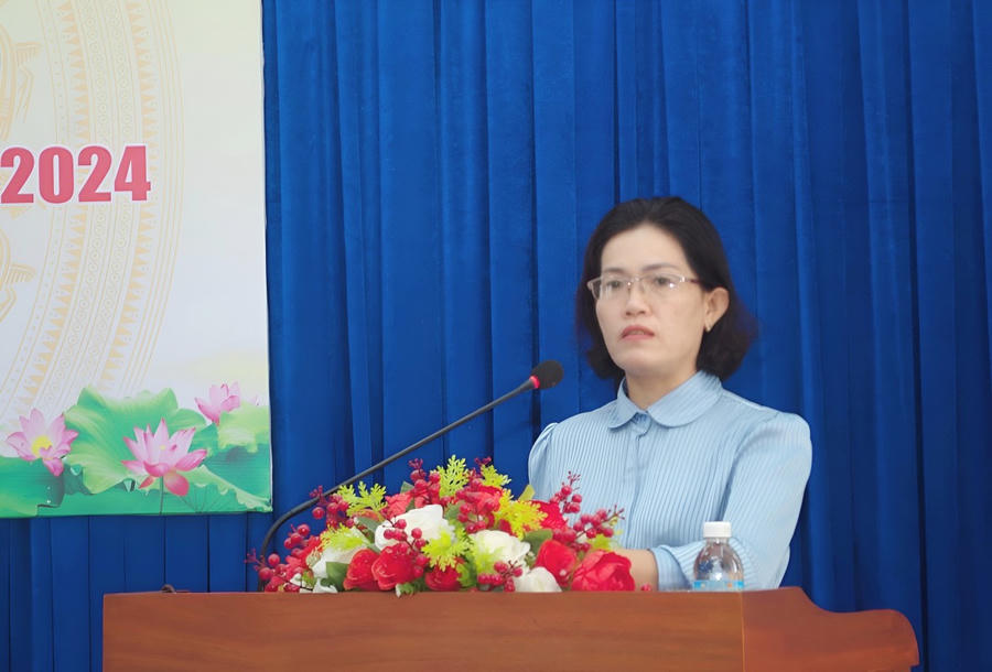 Bà Nguyễn Thị Thúy - Phó Giám đốc Trung tâm TGPL nhà nước tỉnh Cà Mau, báo cáo tóm tắt kết quả công tác TGPL năm 2024 và nhiệm vụ, giải pháp TGPL năm 2025 tại Hội nghị.