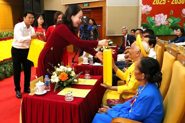 Phó Chủ tịch nước Võ Thị Ánh Xuân trao quà tặng các Bà mẹ Việt Nam anh hùng.
