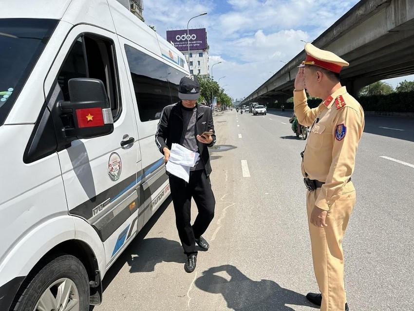 Lực lượng CSGT xử lý xe hợp đồng dừng đỗ trên đường Nguyễn Xiển.