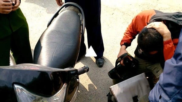 Phóng viên Lê Thanh Hiếu phải ôm đầu để tránh những trận đòn