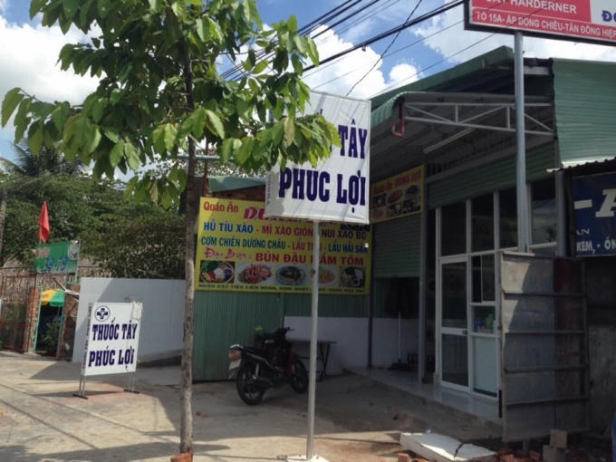 Những nhà thuốc như vậy tồn tại rất nhiều trên địa bàn thị xã Dĩ An. Vậy những nhà thuốc này có giấy phép hoạt động hay không và ai là người chịu trách nhiệm trực tiếp trong việc quản lí những nhà thuốc này?