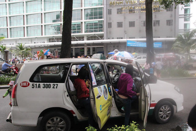 Xe taxi đón, trả khách trước cổng bệnh viện Nhi đồng 2.
