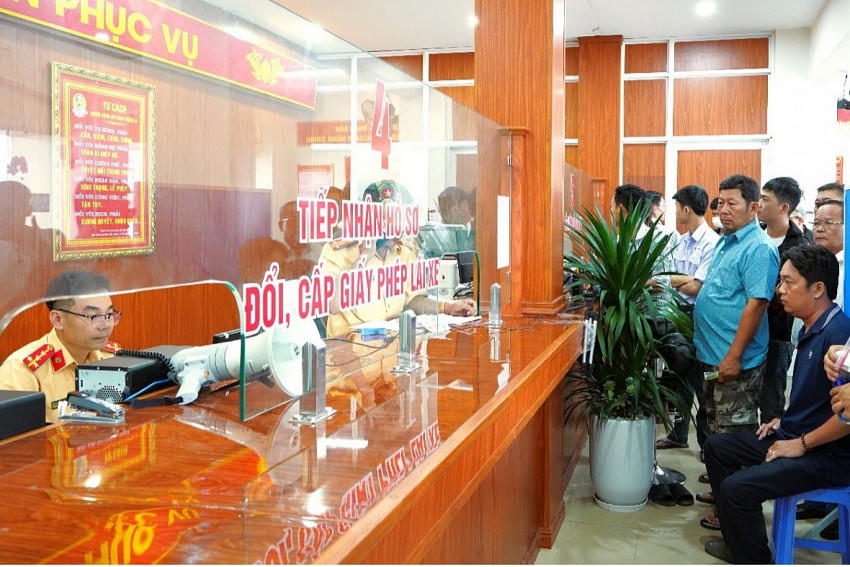Người dân đến làm thủ tục đổi, cấp giấy phép lái xe tại Phòng CSGT Công an tỉnh Đồng Nai.