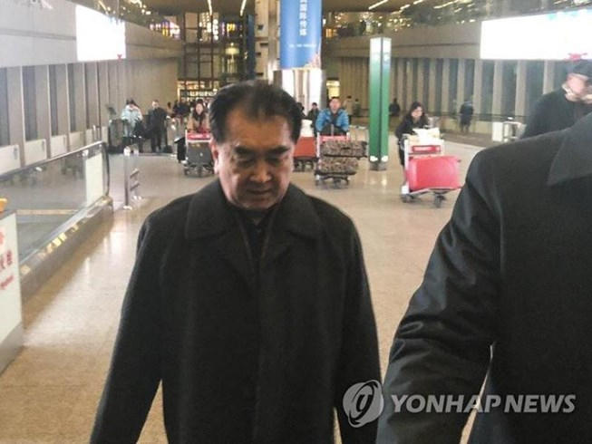 Ông Kim tại sân bay Bắc Kinh ngày 15-2 trước khi sang Việt Nam.