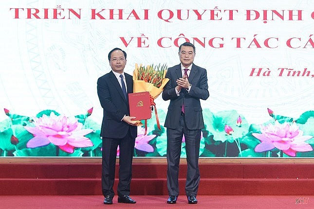 Trưởng ban Tổ chức Trung ương Lê Minh Hưng trao quyết định và tặng hoa chúc mừng ông Nguyễn Duy Lâm. Ảnh: Báo Hà Tĩnh