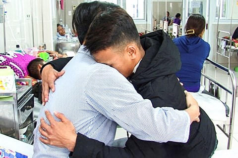 Em Nguyễn Văn C đã tới bệnh viện để xin lỗi thầy giáo chủ nhiệm của mình.