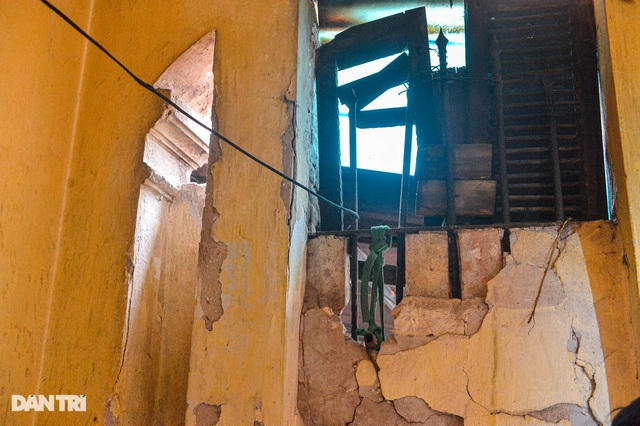 Sau hơn 100 năm sử dụng, căn biệt thự số 191 đã xuống cấp, tường đã bị ố vàng, bong tróc.