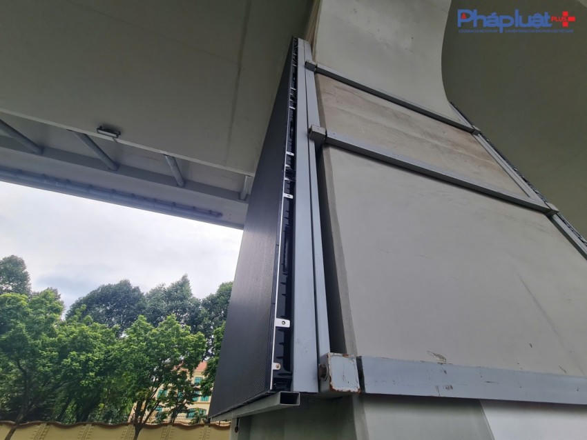 Cận cảnh hàng loạt trụ cầu vượt Vành đai 2 được bao bọc bởi hàng trăm màn hình LED