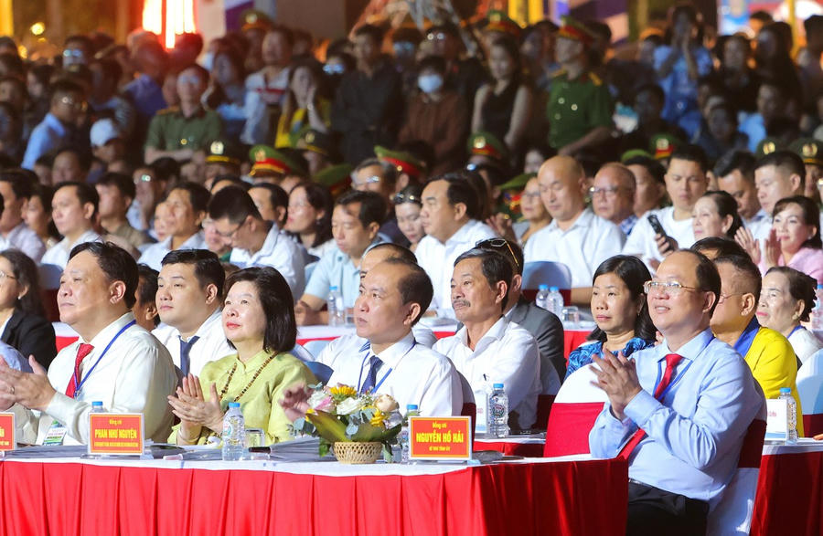 Đại biểu tham dự lễ khai mạc.