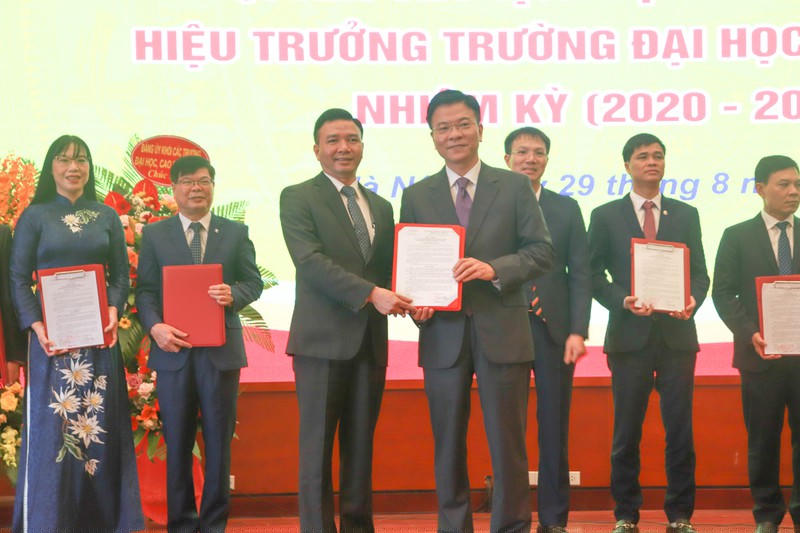 Bộ trưởng Bộ Tư pháp Lê Thành Long trao Quyết định Quyền Chủ tịch Hội đồng trường cho Tiến sỹ Chu Mạnh Hùng.