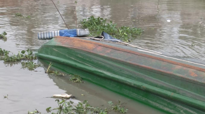 Chiếc sà lan bị chìm tại hiện trường