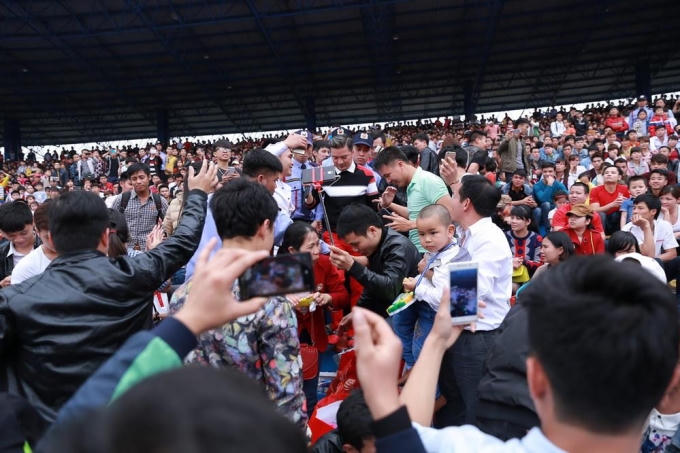 Đàm Vĩnh Hưng trong vây của cả biển người.