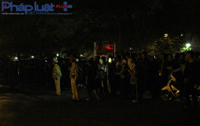 Rất đông người chứng kiến cảm thấy sợ hãi bởỉ lửa cháy quá to. (Ảnh: Đức Biên)