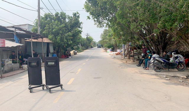 Lực lượng CSCĐ chốt chặn đầu đường 472 (xã Trung An, huyện Củ Chi) nhưng đã giảm quân số. Ảnh chụp trưa ngày 1/2