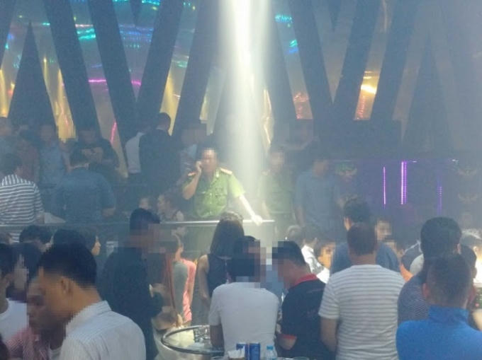 Cơ quan chức năng đang tiến hành kiểm tra tại Bar 212 Nguyễn Trãi vào tối ngày 4/3.