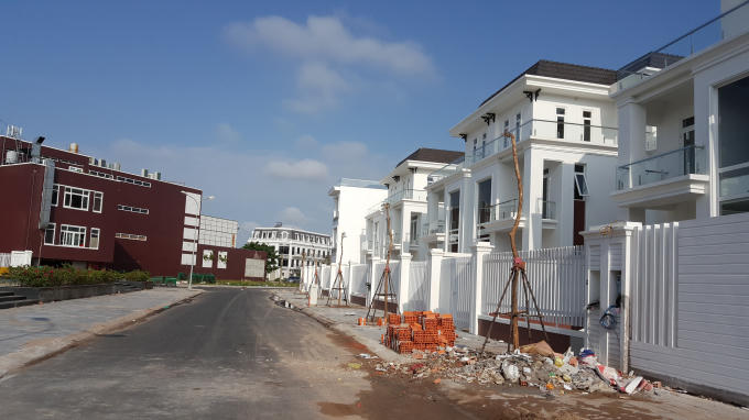 Những căn biệt thự Sea View xây lấn lên đường dự kiến A1.