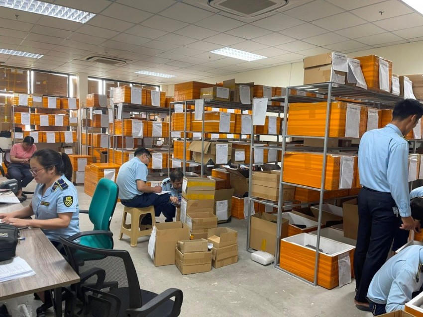 Quản lý thị trường Hà Nội xử phạt cơ sở kinh doanh pin điện thoại nhập lậu.