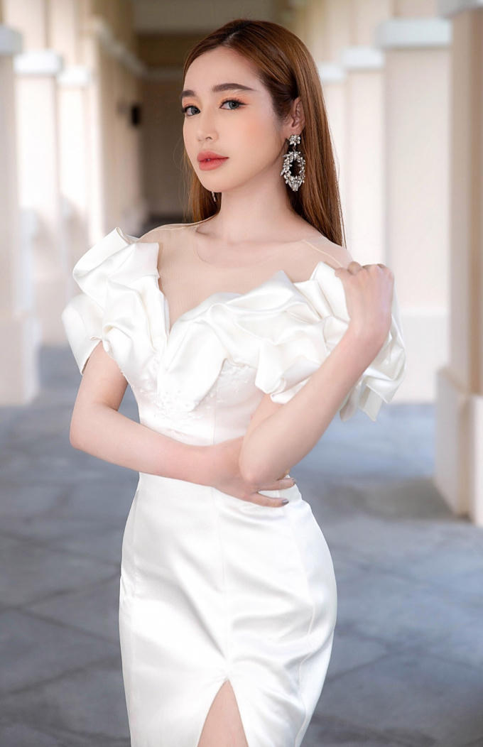 Elly Trần chia sẻ, cô nhờ người thân chăm sóc hai con để sắp xếp bay ra Đà Nẵng làm việc. Bình thường cô vẫn dành hai ngày cuối tuần để chơi đùa cùng hai con khi các bé được nghỉ học, nhưng lần này do công việc nên cô đành phải xa con. "Khi trở lại showbiz, tôi khá bận rộn với lịch quay hình hay dự event. Dẫu vậy tôi luôn cố gắng sắp xếp để ở bên hai con nhiều nhất có thể", cô nói.